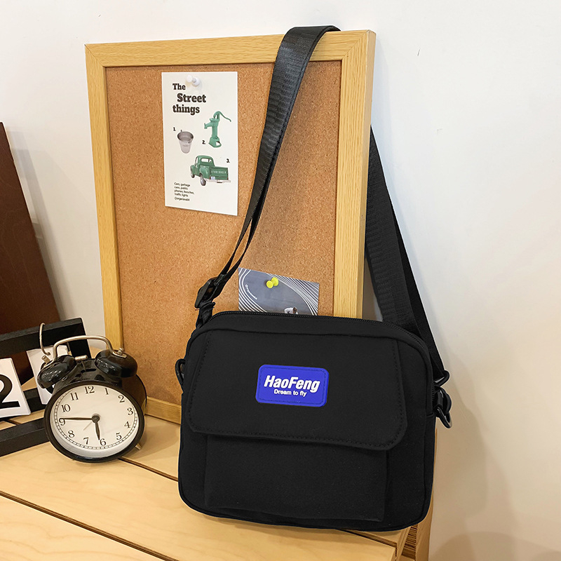 Nappali crossbody táska Oxford anyagból, hengeres forma, cipzáras nyitás, belső nylon bélés