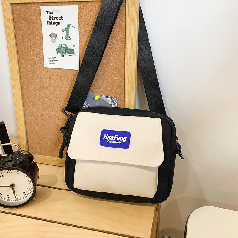 Nappali crossbody táska Oxford anyagból, hengeres forma, cipzáras nyitás, belső nylon bélés
