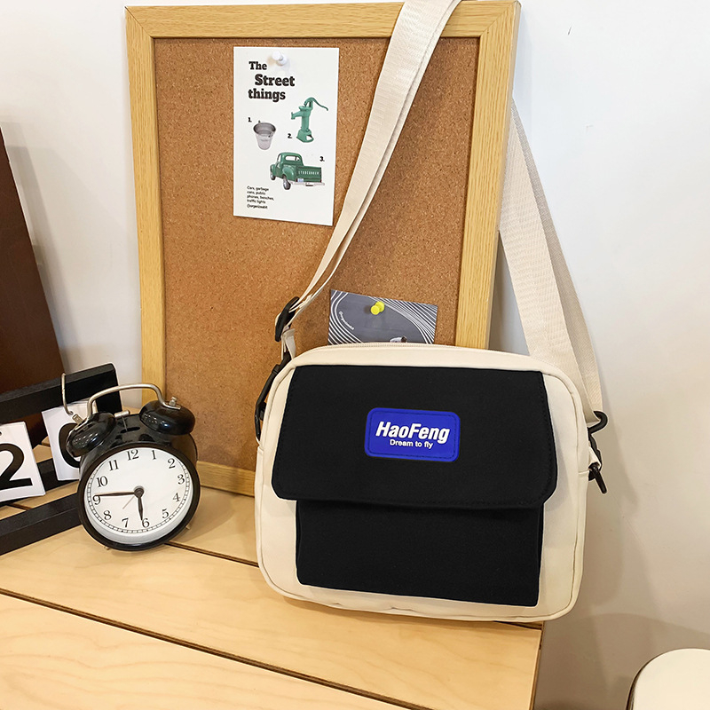 Nappali crossbody táska Oxford anyagból, hengeres forma, cipzáras nyitás, belső nylon bélés
