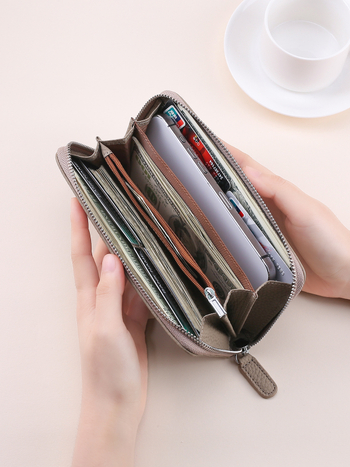 Naistele ehtne nahast pikk klutch-kott, tõmblukuga, vertikaalne ruudu kujuline siluett, kõrgekvaliteediline veiseloha nahk, tõmblukuga suletav, sisemised taskud telefonile ja dokumentidele