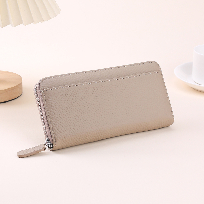 Naistele ehtne nahast pikk klutch-kott, tõmblukuga, vertikaalne ruudu kujuline siluett, kõrgekvaliteediline veiseloha nahk, tõmblukuga suletav, sisemised taskud telefonile ja dokumentidele