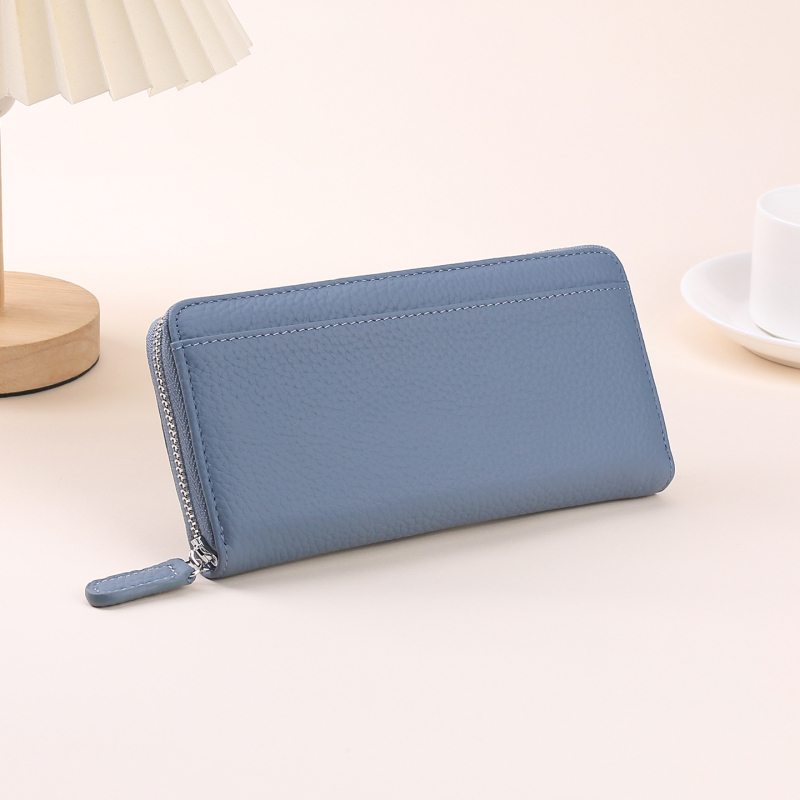 Naistele ehtne nahast pikk klutch-kott, tõmblukuga, vertikaalne ruudu kujuline siluett, kõrgekvaliteediline veiseloha nahk, tõmblukuga suletav, sisemised taskud telefonile ja dokumentidele