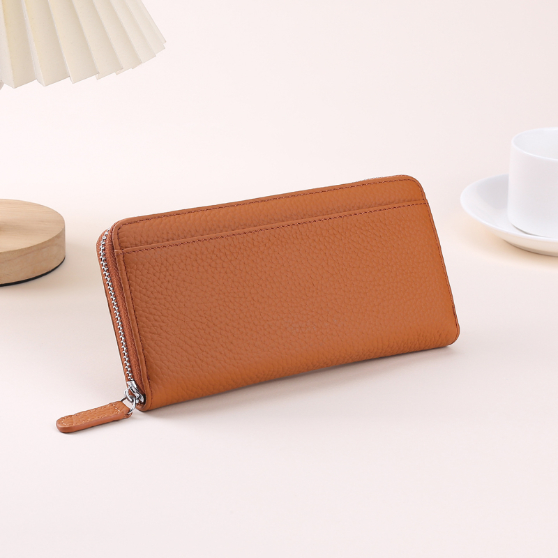 Naistele ehtne nahast pikk klutch-kott, tõmblukuga, vertikaalne ruudu kujuline siluett, kõrgekvaliteediline veiseloha nahk, tõmblukuga suletav, sisemised taskud telefonile ja dokumentidele