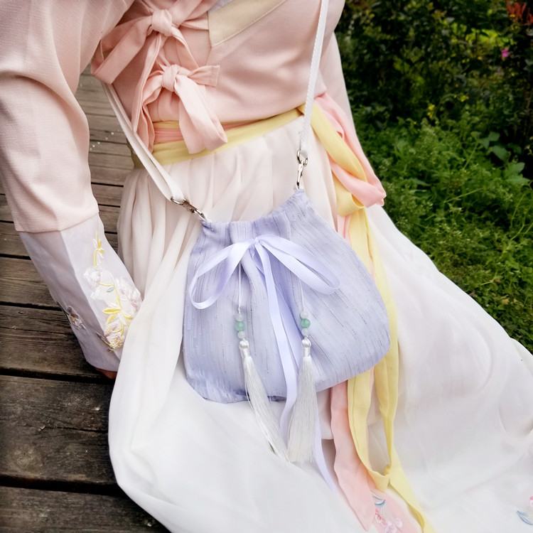 Női crossbody táska irodalmi kínai stílusban, selyem anyag, dumpling forma, horizontális négyzet alakú, húzózsinóros zárás