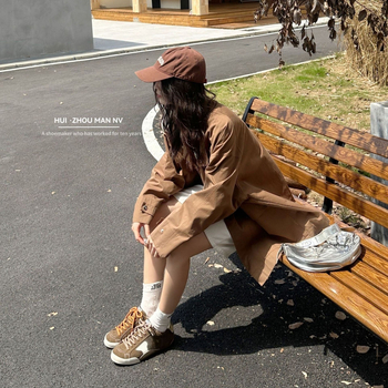 Ženske tenisice u stilu njemačke vojske – nubuk goveđe kože, okrugli vrh, vrpce sprijeda, niski gornji dio, gumena potplat, podstava od ovčje kože, povećanje visine 3–5 cm, jesen-zima 2025