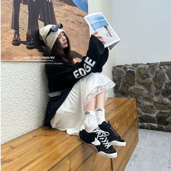 Ženske tenisice u stilu njemačke vojske – nubuk goveđe kože, okrugli vrh, vrpce sprijeda, niski gornji dio, gumena potplat, podstava od ovčje kože, povećanje visine 3–5 cm, jesen-zima 2025