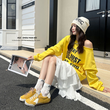 Ženske tenisice u stilu njemačke vojske – nubuk goveđe kože, okrugli vrh, vrpce sprijeda, niski gornji dio, gumena potplat, podstava od ovčje kože, povećanje visine 3–5 cm, jesen-zima 2025