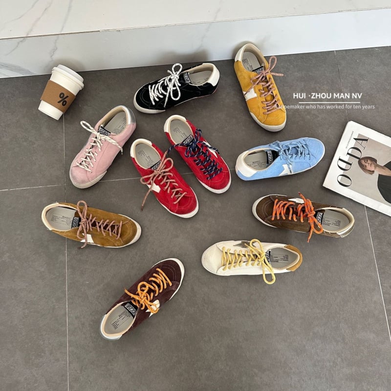 Ženske tenisice u stilu njemačke vojske – nubuk goveđe kože, okrugli vrh, vrpce sprijeda, niski gornji dio, gumena potplat, podstava od ovčje kože, povećanje visine 3–5 cm, jesen-zima 2025