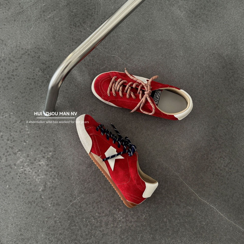 Ženske tenisice u stilu njemačke vojske – nubuk goveđe kože, okrugli vrh, vrpce sprijeda, niski gornji dio, gumena potplat, podstava od ovčje kože, povećanje visine 3–5 cm, jesen-zima 2025