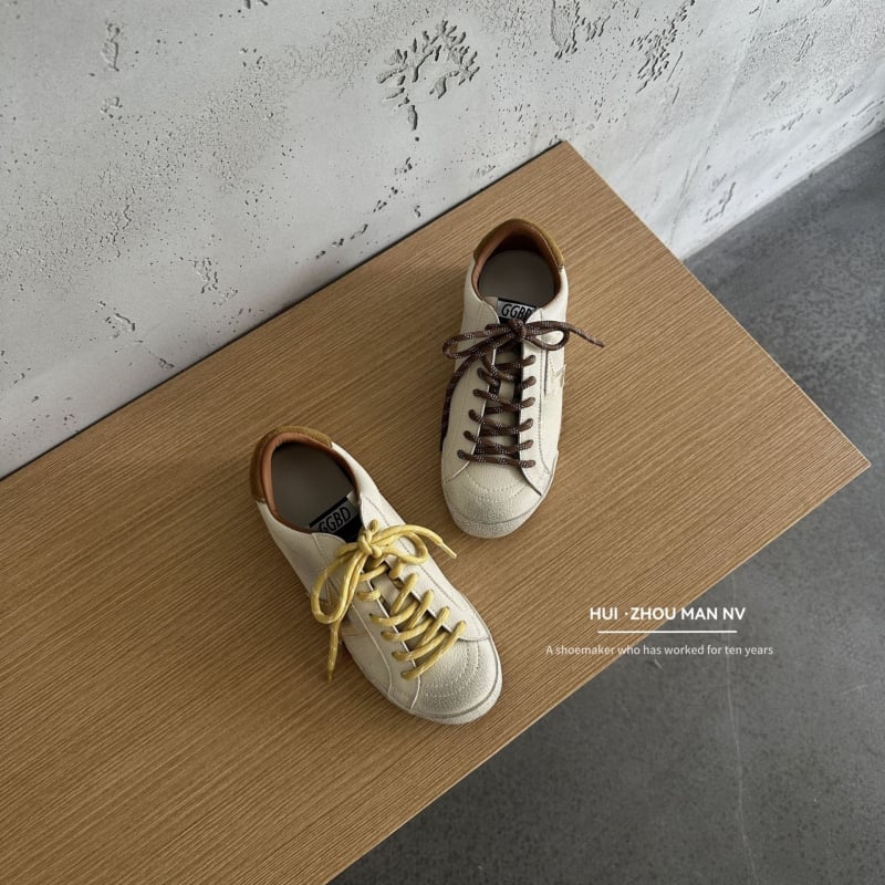 Ženske tenisice u stilu njemačke vojske – nubuk goveđe kože, okrugli vrh, vrpce sprijeda, niski gornji dio, gumena potplat, podstava od ovčje kože, povećanje visine 3–5 cm, jesen-zima 2025