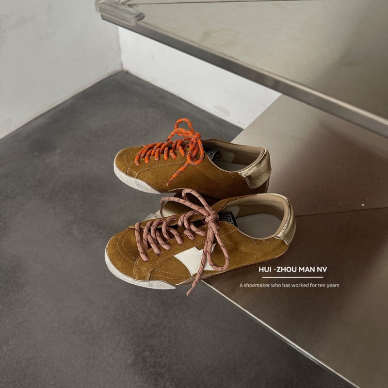 Ženske tenisice u stilu njemačke vojske – nubuk goveđe kože, okrugli vrh, vrpce sprijeda, niski gornji dio, gumena potplat, podstava od ovčje kože, povećanje visine 3–5 cm, jesen-zima 2025