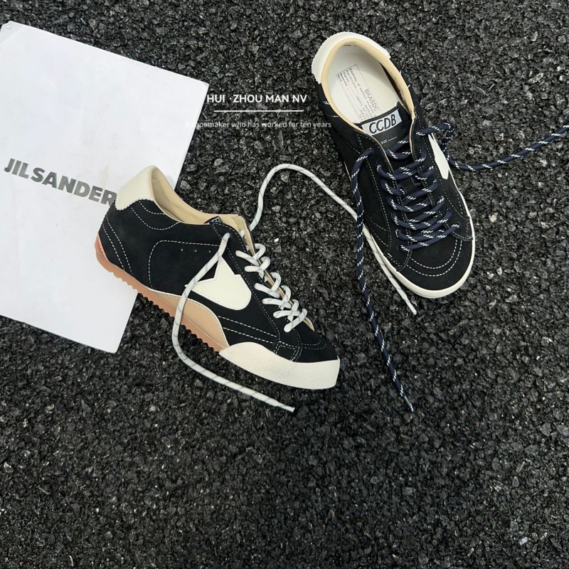 Ženske tenisice u stilu njemačke vojske – nubuk goveđe kože, okrugli vrh, vrpce sprijeda, niski gornji dio, gumena potplat, podstava od ovčje kože, povećanje visine 3–5 cm, jesen-zima 2025