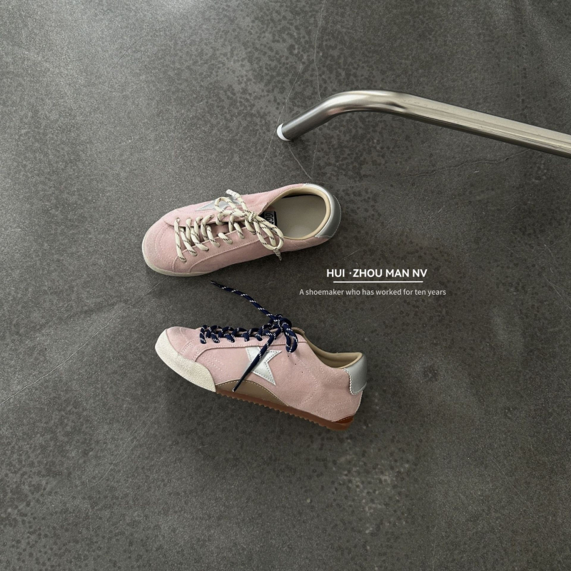 Ženske tenisice u stilu njemačke vojske – nubuk goveđe kože, okrugli vrh, vrpce sprijeda, niski gornji dio, gumena potplat, podstava od ovčje kože, povećanje visine 3–5 cm, jesen-zima 2025