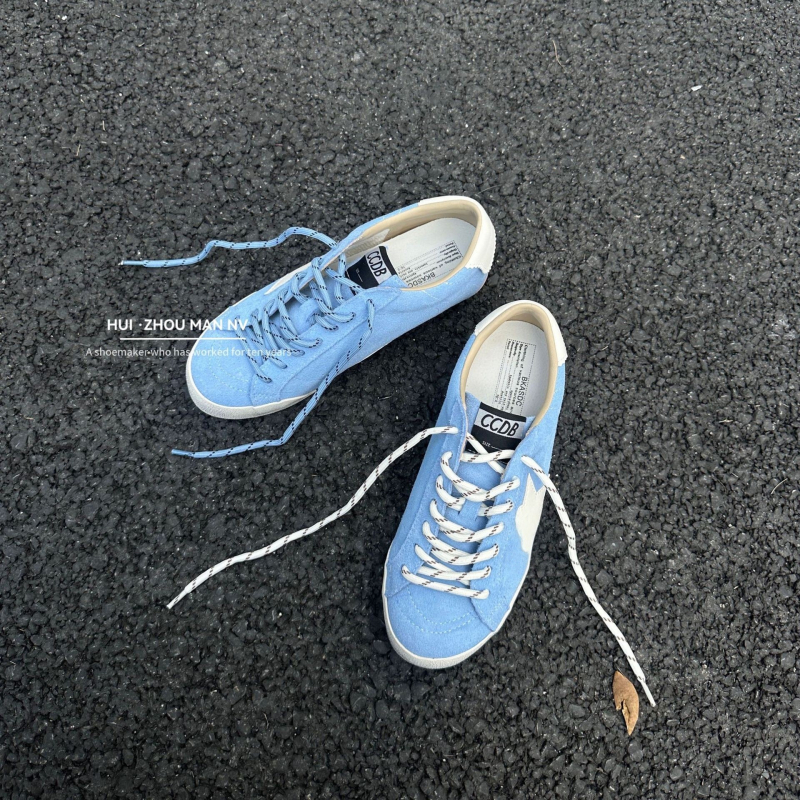 Ženske tenisice u stilu njemačke vojske – nubuk goveđe kože, okrugli vrh, vrpce sprijeda, niski gornji dio, gumena potplat, podstava od ovčje kože, povećanje visine 3–5 cm, jesen-zima 2025