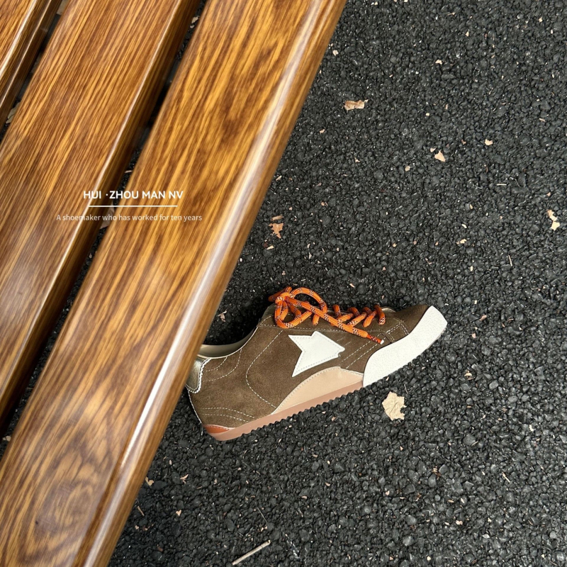 Ženske tenisice u stilu njemačke vojske – nubuk goveđe kože, okrugli vrh, vrpce sprijeda, niski gornji dio, gumena potplat, podstava od ovčje kože, povećanje visine 3–5 cm, jesen-zima 2025