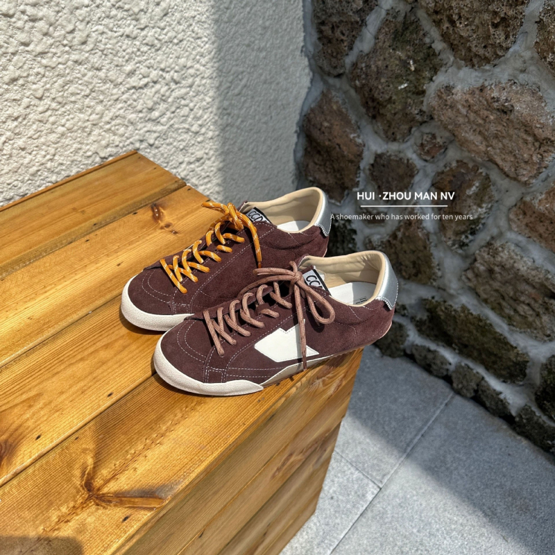 Ženske tenisice u stilu njemačke vojske – nubuk goveđe kože, okrugli vrh, vrpce sprijeda, niski gornji dio, gumena potplat, podstava od ovčje kože, povećanje visine 3–5 cm, jesen-zima 2025