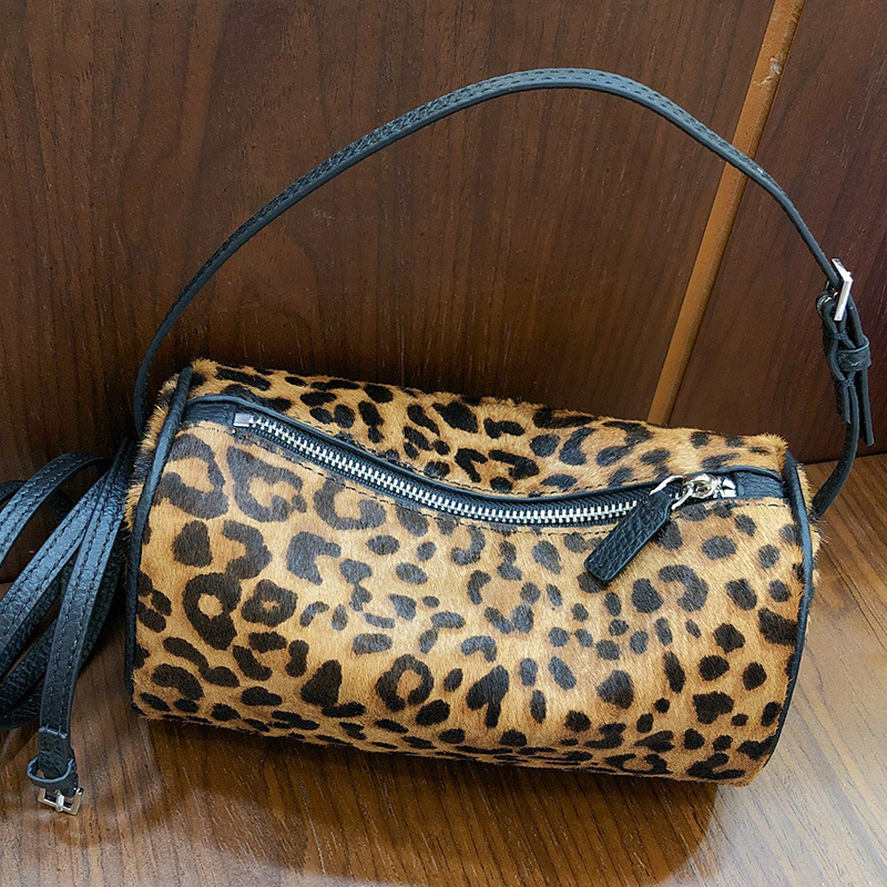 Utcai stílusú alkar-táska valódi bőrből, horizontális négyzet alakú, zipzár, belső zsebek telefon és dokumentumok számára, leopárdminta