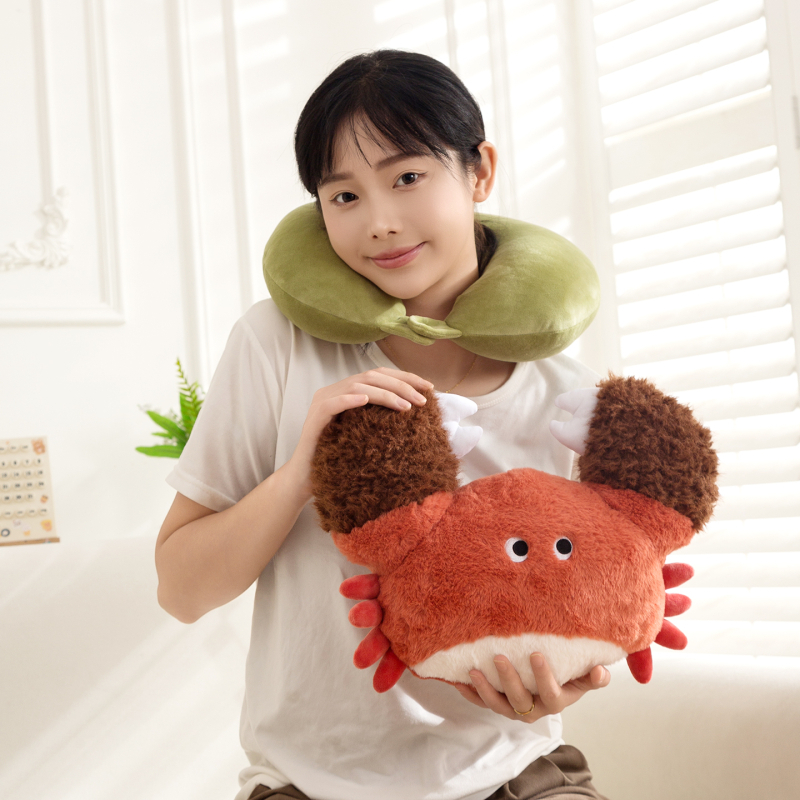 U formos kaklo pagalvė su krabo motyvu, dvejų funkcijų dizainas, putų dalelių užpildas, pliušinis audinys, karikatūrų stilius