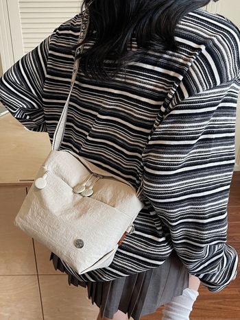 Dámska nylonová crossbody taška, mestský minimalistický štýl, s jedným popruhom, zapínanie na zips, vnútorná kapsa na zips