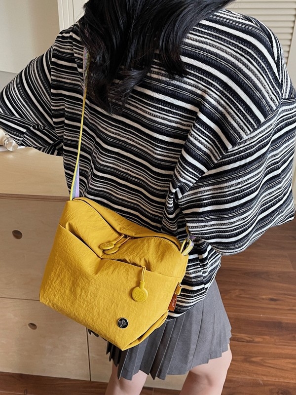 Dámska nylonová crossbody taška, mestský minimalistický štýl, s jedným popruhom, zapínanie na zips, vnútorná kapsa na zips