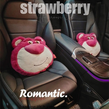 Auto vankúš na opierku hlavy s motívom jahodový medvedík, vonkajší materiál umelý plyš, výplň syntetické vlákno, karikatúrny štýl