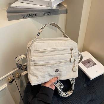 Nylonová crossbody taška so zipsom, horizontálny štvorcový tvar, priečinok na dokumenty, polyesterová podšívka, zimné vydanie 2025