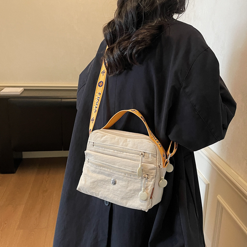 Nylonová crossbody taška so zipsom, horizontálny štvorcový tvar, priečinok na dokumenty, polyesterová podšívka, zimné vydanie 2025