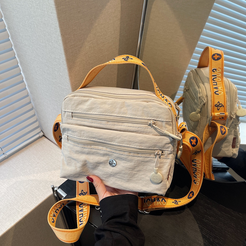 Nylonová crossbody taška so zipsom, horizontálny štvorcový tvar, priečinok na dokumenty, polyesterová podšívka, zimné vydanie 2025