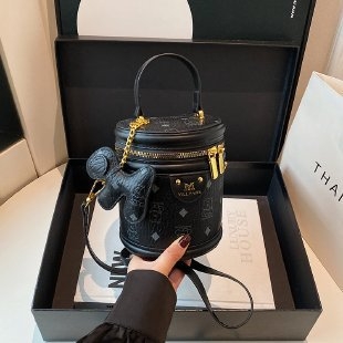 Női hengeres bucket-táska, kis méret, fedett zárású, PU bőr, retro stílus, egy vállpánt.