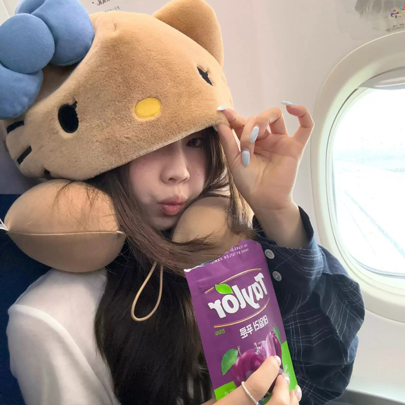 У-образна пътуваща възглавница за шията с качулка — карикатурна котка, паметна пяна, кристален велур, лека под 0,5 кг