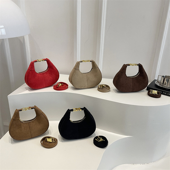 Taška cez rameno s reťazovým popruhom a tvarom mesiaca — vlnený materiál, zipsové zatváranie, vnútorná podšívka z nylonu, jeden ramenný popruh