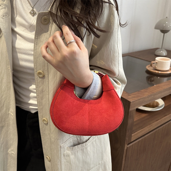 Taška cez rameno s reťazovým popruhom a tvarom mesiaca — vlnený materiál, zipsové zatváranie, vnútorná podšívka z nylonu, jeden ramenný popruh