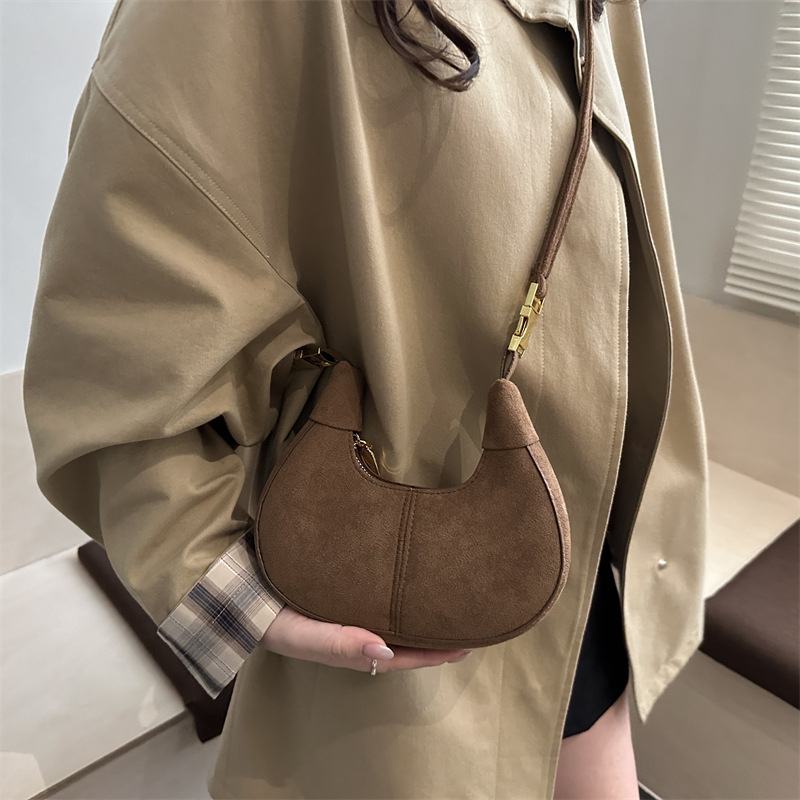 Taška cez rameno s reťazovým popruhom a tvarom mesiaca — vlnený materiál, zipsové zatváranie, vnútorná podšívka z nylonu, jeden ramenný popruh