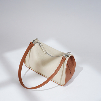 Geantă Boston, din piele naturală de vită, formă de pernă, închidere cu fermoar; lansare primăvară 2025; buzunare interioare: buzunar cu fermoar, buzunar pentru telefon, buzunar pentru ID; căptușeală poliester; curele de umăr duble; utilizare zilnică; simp