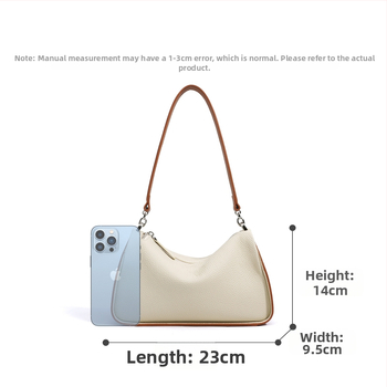 Geantă Boston, din piele naturală de vită, formă de pernă, închidere cu fermoar; lansare primăvară 2025; buzunare interioare: buzunar cu fermoar, buzunar pentru telefon, buzunar pentru ID; căptușeală poliester; curele de umăr duble; utilizare zilnică; simp