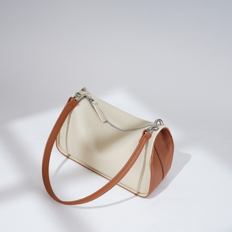 Geantă Boston, din piele naturală de vită, formă de pernă, închidere cu fermoar; lansare primăvară 2025; buzunare interioare: buzunar cu fermoar, buzunar pentru telefon, buzunar pentru ID; căptușeală poliester; curele de umăr duble; utilizare zilnică; simp