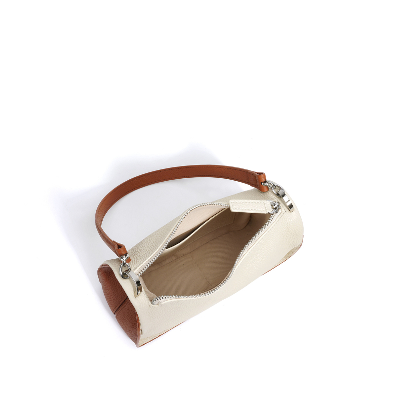 Geantă Boston, din piele naturală de vită, formă de pernă, închidere cu fermoar; lansare primăvară 2025; buzunare interioare: buzunar cu fermoar, buzunar pentru telefon, buzunar pentru ID; căptușeală poliester; curele de umăr duble; utilizare zilnică; simp