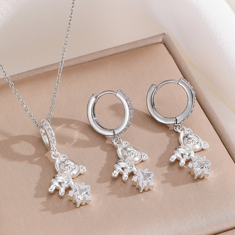 Ékszerszett: fülbevaló és nyaklánc kis medve motívummal, sárgaréz inlay cirkóniummal, O-formájú lánc, réz medál