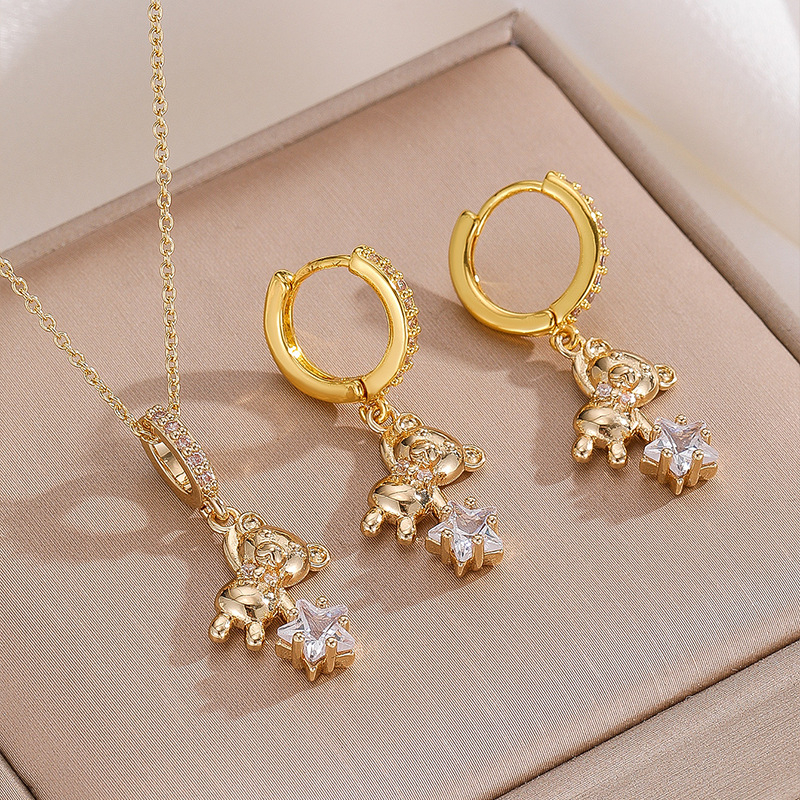 Ékszerszett: fülbevaló és nyaklánc kis medve motívummal, sárgaréz inlay cirkóniummal, O-formájú lánc, réz medál