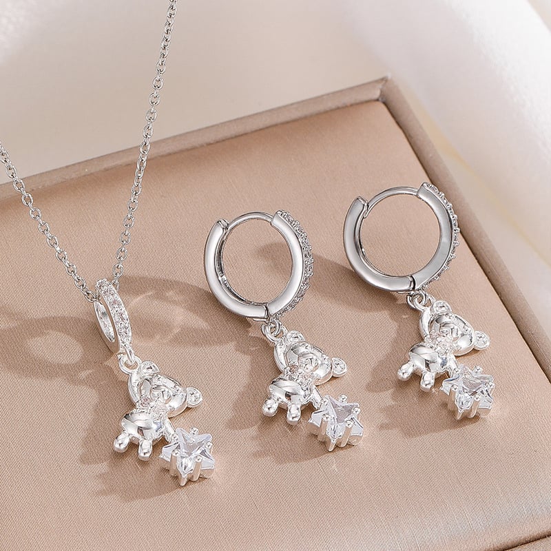 Ékszerszett: fülbevaló és nyaklánc kis medve motívummal, sárgaréz inlay cirkóniummal, O-formájú lánc, réz medál