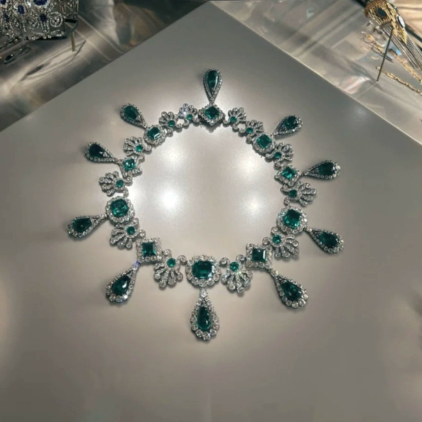 Zliatinový set náhrdelníka a náušníc s geometrickým tvarom kvapky vody, diamantové spracovanie, jemný luxusný štýl