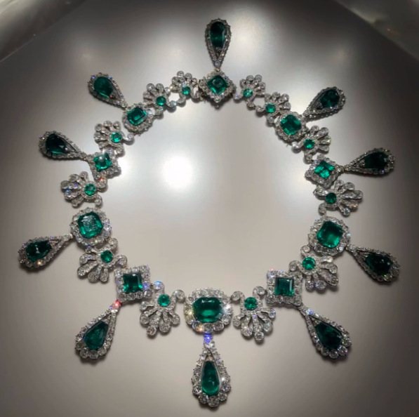 Zliatinový set náhrdelníka a náušníc s geometrickým tvarom kvapky vody, diamantové spracovanie, jemný luxusný štýl