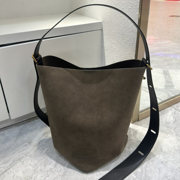 Geantă bucket pentru femei cu finisaj mat retro — Piele naturală, închidere magnetică, căptușeală poliester, buzunare interne: fermoar, pentru telefon, ID, o curea, Primăvara 2025