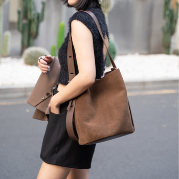 Geantă bucket pentru femei cu finisaj mat retro — Piele naturală, închidere magnetică, căptușeală poliester, buzunare interne: fermoar, pentru telefon, ID, o curea, Primăvara 2025