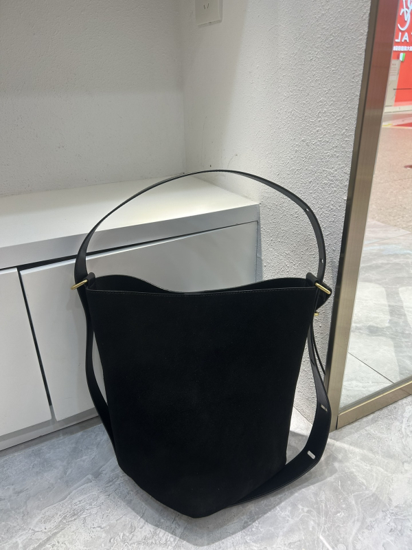 Geantă bucket pentru femei cu finisaj mat retro — Piele naturală, închidere magnetică, căptușeală poliester, buzunare interne: fermoar, pentru telefon, ID, o curea, Primăvara 2025