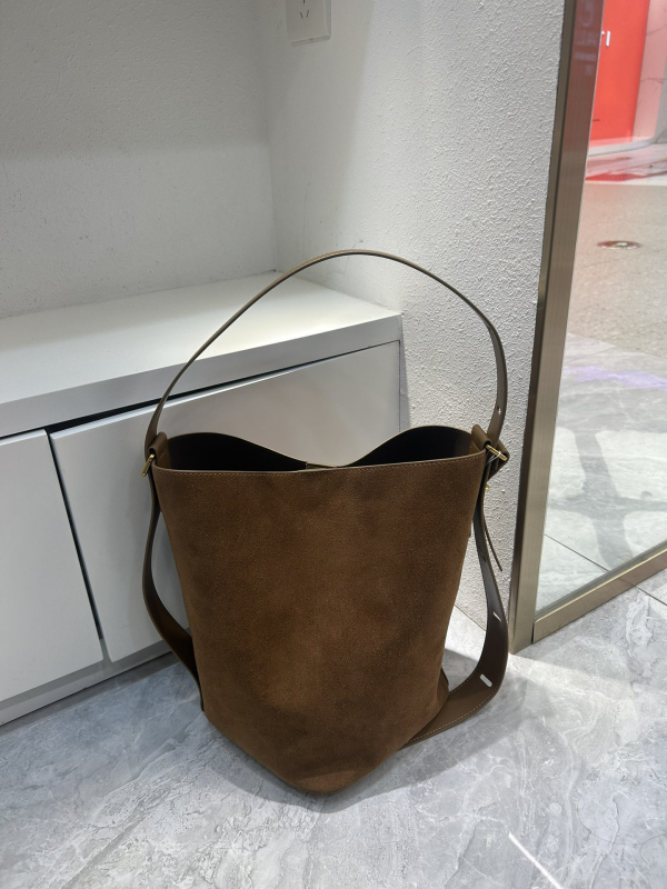 Geantă bucket pentru femei cu finisaj mat retro — Piele naturală, închidere magnetică, căptușeală poliester, buzunare interne: fermoar, pentru telefon, ID, o curea, Primăvara 2025