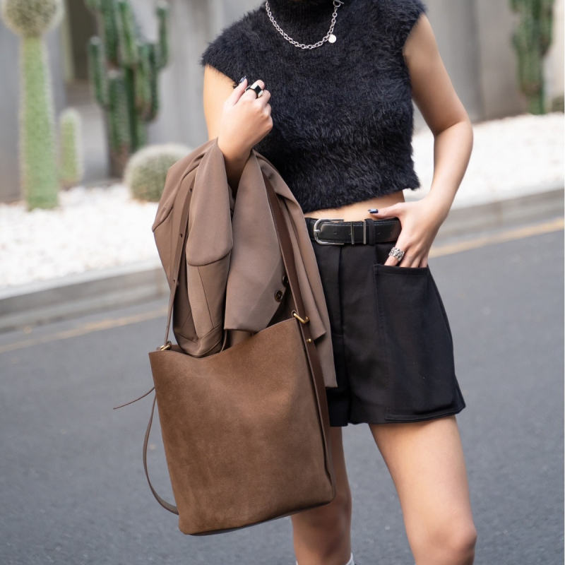 Geantă bucket pentru femei cu finisaj mat retro — Piele naturală, închidere magnetică, căptușeală poliester, buzunare interne: fermoar, pentru telefon, ID, o curea, Primăvara 2025