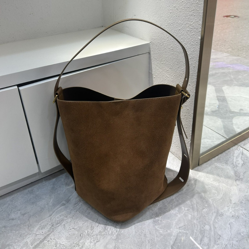 Geantă bucket pentru femei cu finisaj mat retro — Piele naturală, închidere magnetică, căptușeală poliester, buzunare interne: fermoar, pentru telefon, ID, o curea, Primăvara 2025