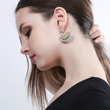 KI0107 Két részes ékszerszett: fülbevaló és nyaklánc medállal cirkóniumkővel, platina bevonatú réz, nyaklánc hossza 21–50 cm, többszintes dizájn