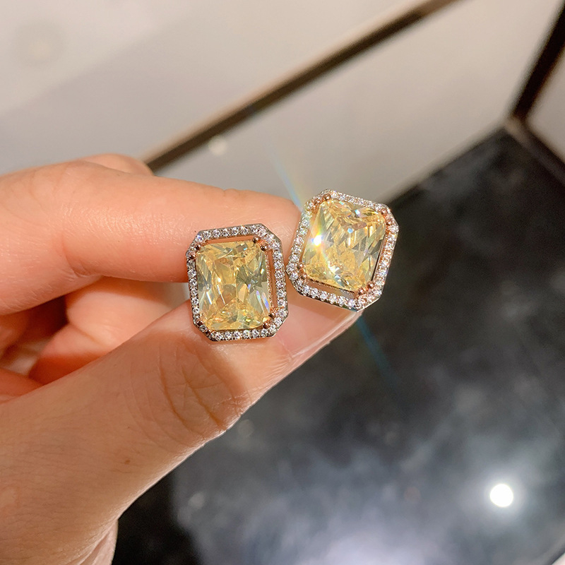 Meďný šperk set: náušnice, prsteň a náhrdelník s geometrickým štvorcovým dizajnom, zirkónové vsadenia, prívesok so zmiešanými kameňmi, O- retiazka.